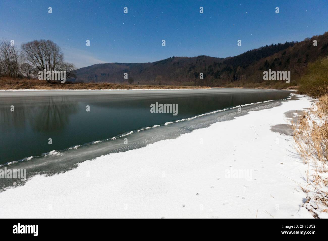 Clair de lune sur la rivière Weser partiellement gelée, en hiver, Basse-Saxe, Allemagne Banque D'Images