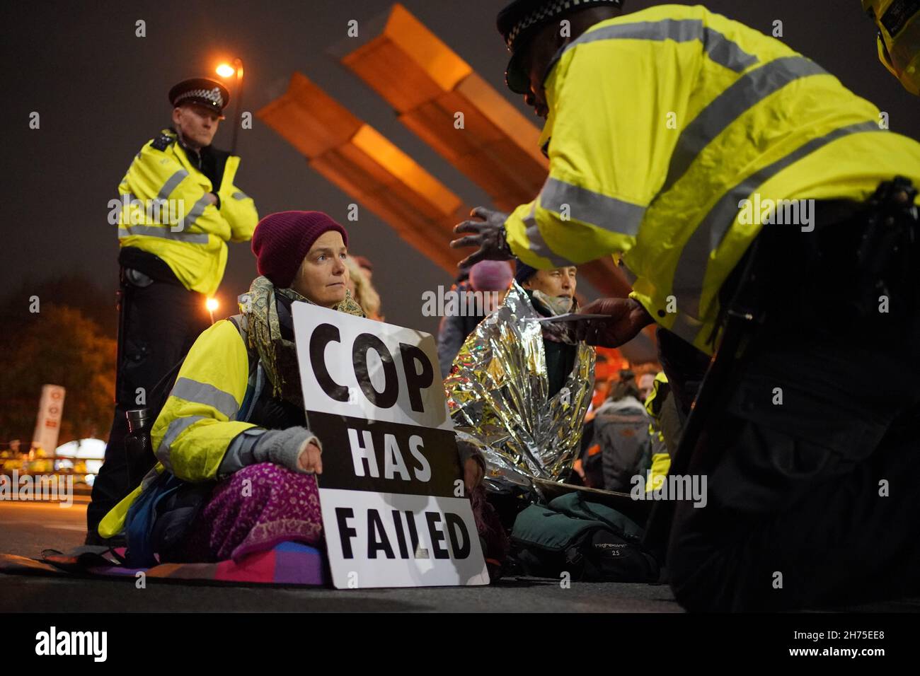 Les activistes climatiques d'Isolate Britain participent à une manifestation sur le pont Vauxhall dans le centre de Londres.Date de la photo: Samedi 20 novembre 2021. Banque D'Images