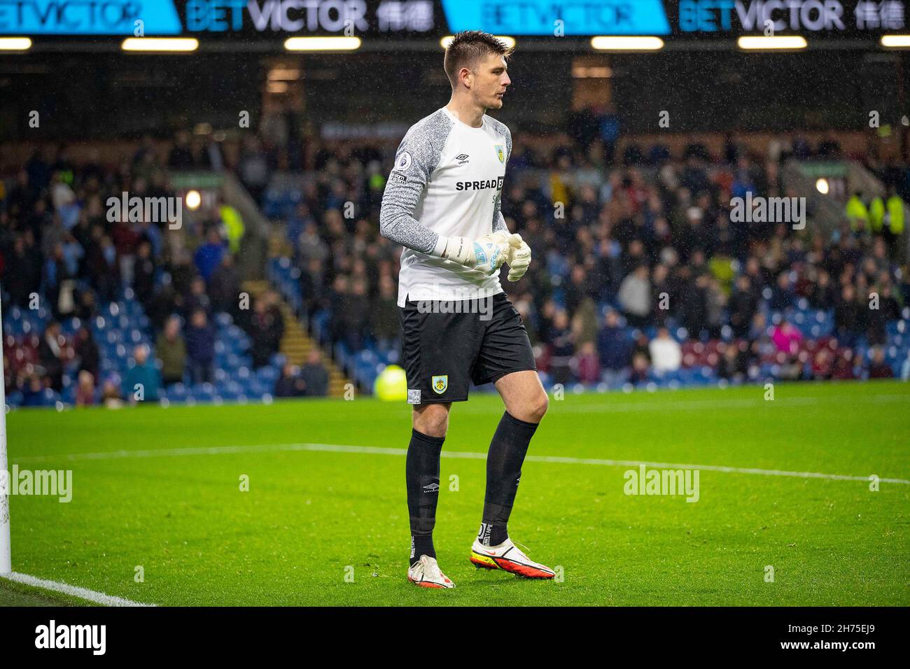 Nick Pope de Burnley lors du match de la Premier League entre Burnley et Crystal Palace à Turf Moor, Burnley, Angleterre, le 20 novembre 2021.Photo de Mike Morese.Utilisation éditoriale uniquement, licence requise pour une utilisation commerciale.Aucune utilisation dans les Paris, les jeux ou les publications d'un seul club/ligue/joueur.Crédit : UK Sports pics Ltd/Alay Live News Banque D'Images