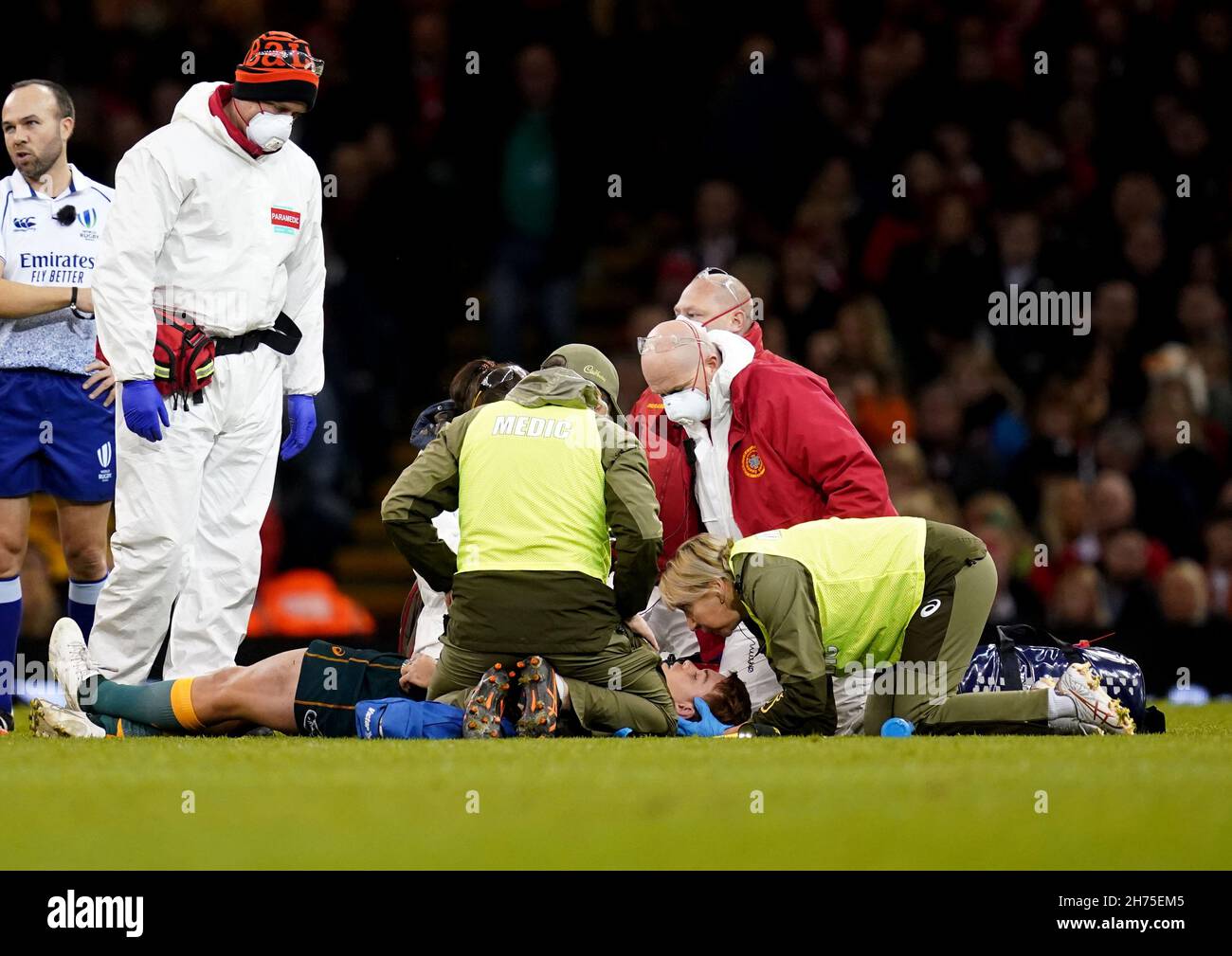 Andrew Kellaway, de l'Australie, reçoit un traitement pour blessure lors du match international d'automne au stade de la Principauté de Cardiff.Date de la photo: Samedi 20 novembre 2021. Banque D'Images