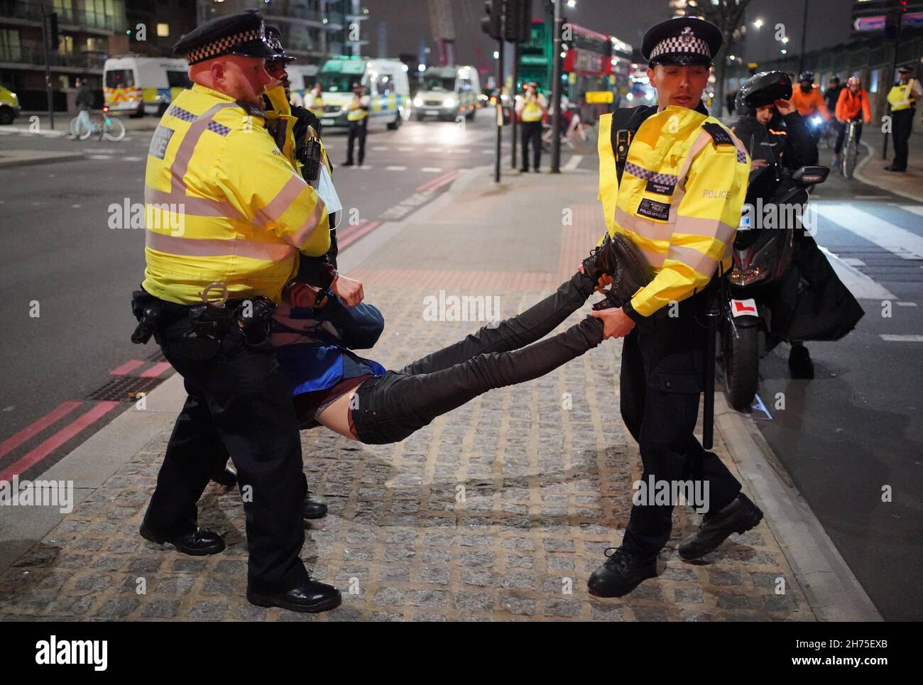 La police défait un activiste du climat d'Isolate Britain qui participe à une manifestation sur le pont Vauxhall dans le centre de Londres.Date de la photo: Samedi 20 novembre 2021. Banque D'Images