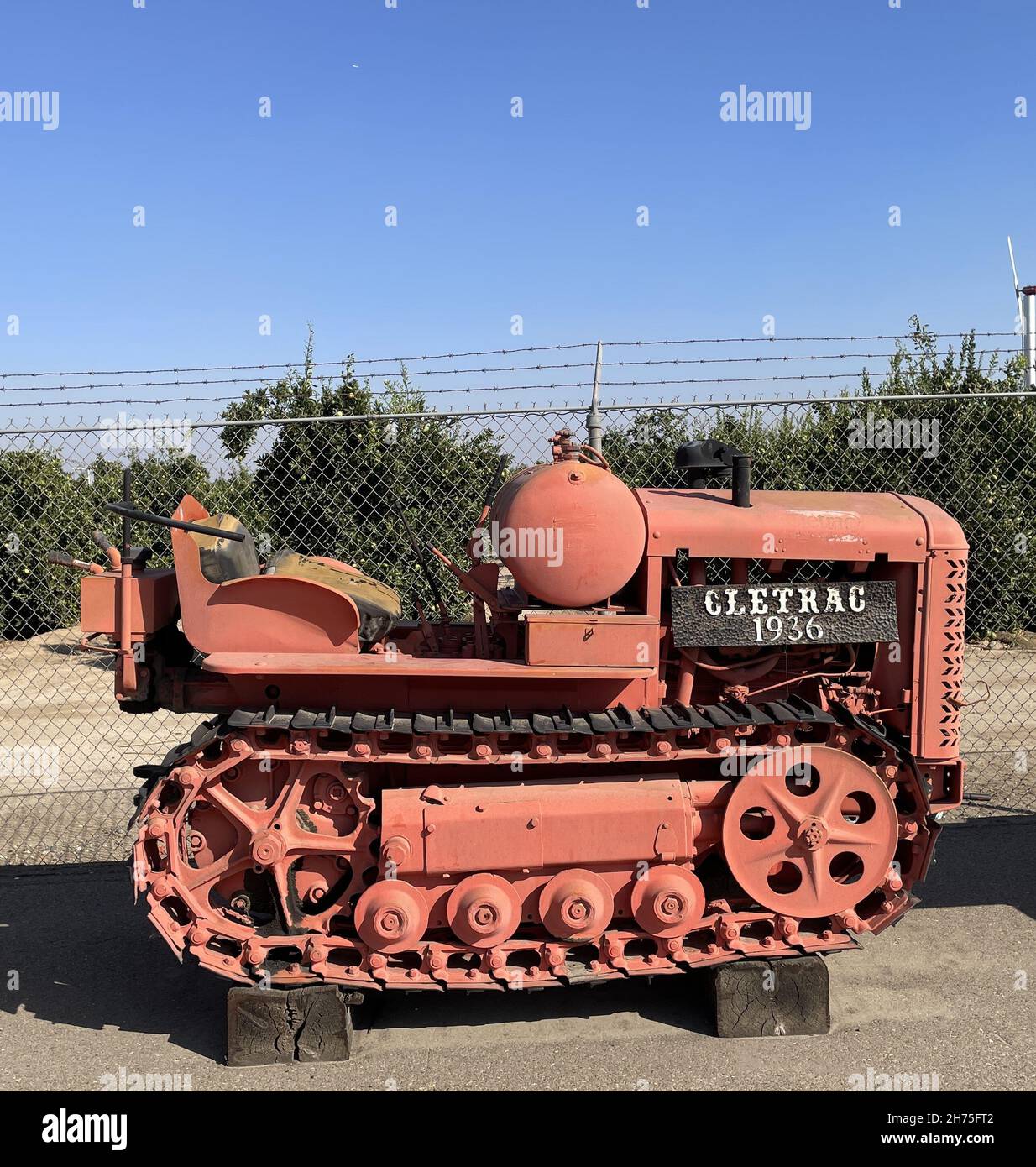 FRESNO, ÉTATS-UNIS - 15 octobre 2021 : un petit tracteur agricole Retro CLETRAC 1936 exposé à l'extérieur d'une terre agricole Banque D'Images
