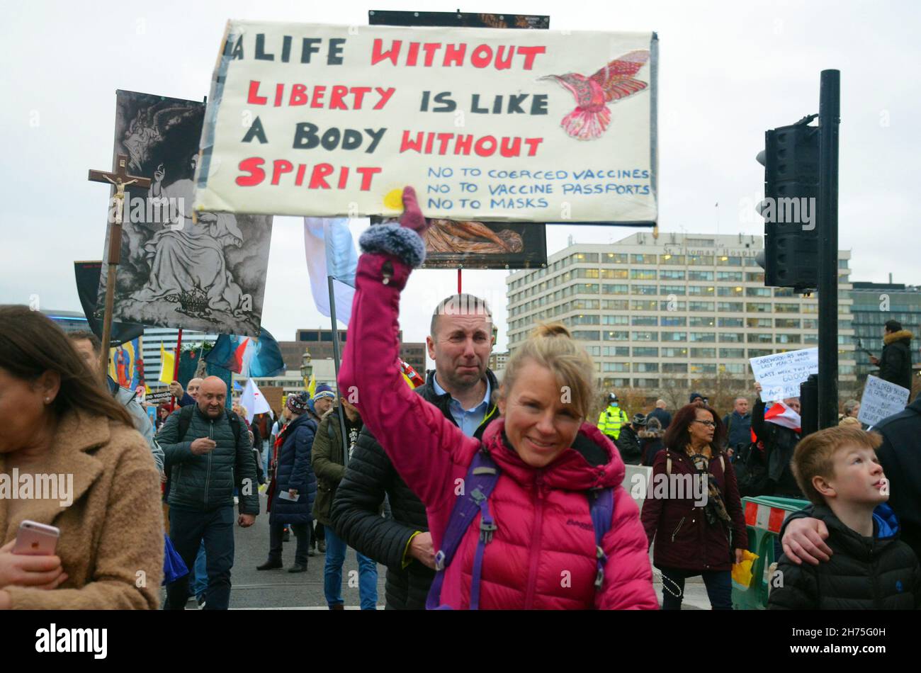 Londres, Royaume-Uni.20 novembre 2021.La manifestation contre les vaccins passe devant les chambres du Parlement.Credit: JOHNNY ARMSTEAD/Alamy Live News Banque D'Images