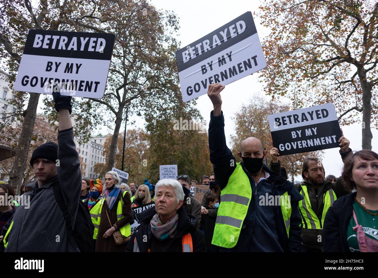 Les manifestants tiennent des pancartes qui disent trahi par mon gouvernement pendant la manifestation.Isolate Britain est une campagne de résistance civile qui appelle le gouvernement britannique à financer un programme national d'isolation des maisons.L'un des 9 activistes, collectivement connu sous le nom d'autoroute 9, y compris Ben Taylor, a été condamné à la prison pour une série de manifestations au cours des derniers mois.Le groupe a organisé une manifestation pour exiger une plus grande action du gouvernement Boris pour faire face aux urgences climatiques.La marche a commencé devant les cours royales de justice et a été effectuée devant le Parlement. Banque D'Images