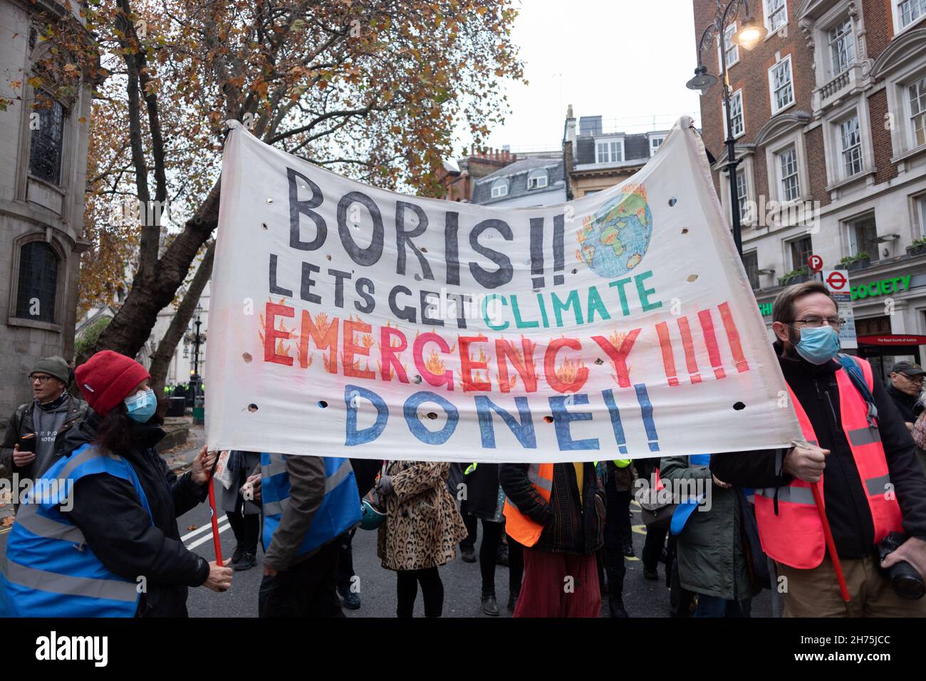 Les manifestants tiennent une bannière qui dit Boris!!Faisons en cas d'urgence climatique !Durant la démonstration.Isolate Britain est une campagne de résistance civile qui appelle le gouvernement britannique à financer un programme national d'isolation des maisons.L'un des 9 activistes, collectivement connu sous le nom d'autoroute 9, y compris Ben Taylor, a été condamné à la prison pour une série de manifestations au cours des derniers mois.Le groupe a organisé une manifestation pour exiger une plus grande action du gouvernement Boris pour faire face aux urgences climatiques.La marche a commencé devant les cours royales de justice et a été effectuée devant le Parlement.(Photo de Belinda Jiao/SOPA Images/si Banque D'Images