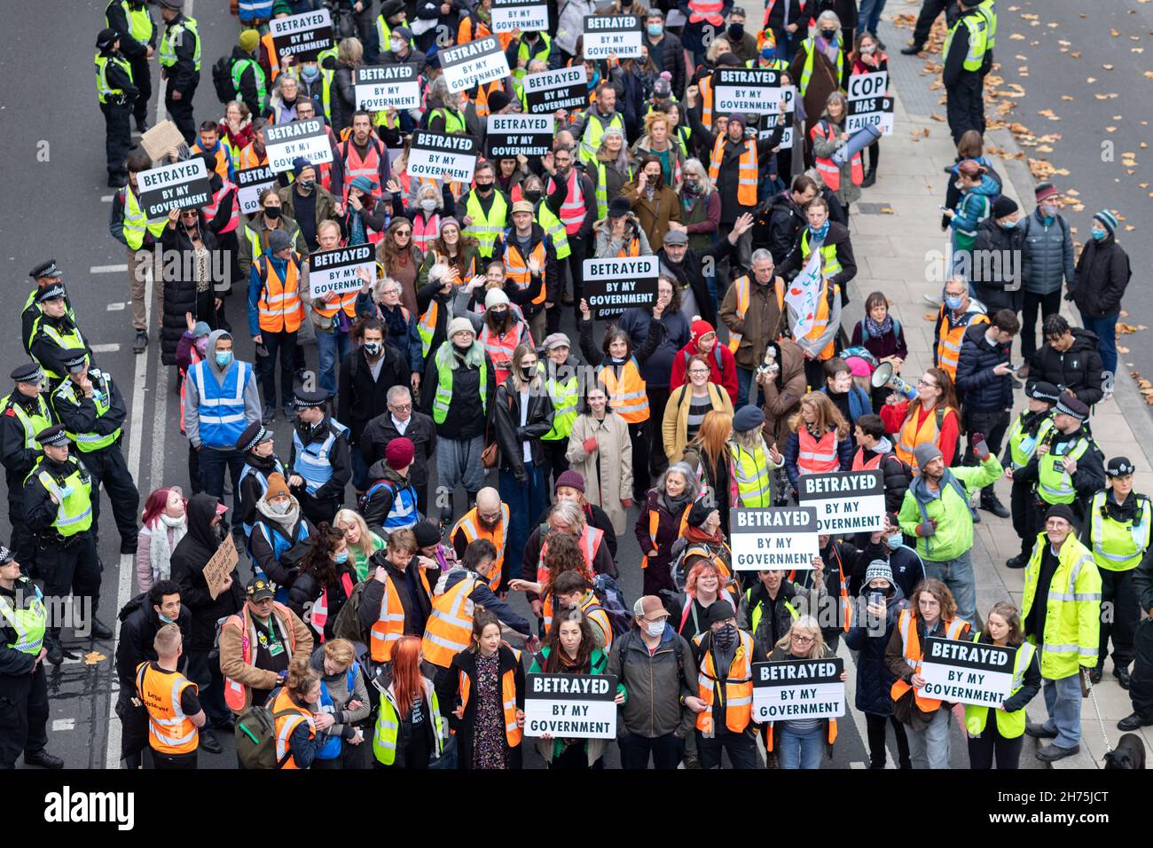 Les manifestants défilent en tenant des pancartes qui disent trahi par mon gouvernement pendant la manifestation.Isolate Britain est une campagne de résistance civile qui appelle le gouvernement britannique à financer un programme national d'isolation des maisons.L'un des 9 activistes, collectivement connu sous le nom d'autoroute 9, y compris Ben Taylor, a été condamné à la prison pour une série de manifestations au cours des derniers mois.Le groupe a organisé une manifestation pour exiger une plus grande action du gouvernement Boris pour faire face aux urgences climatiques.La marche a commencé devant les cours royales de justice et a été effectuée devant le Parlement.(Photo de Belinda Jiao/SOPA Images/Sipa Banque D'Images