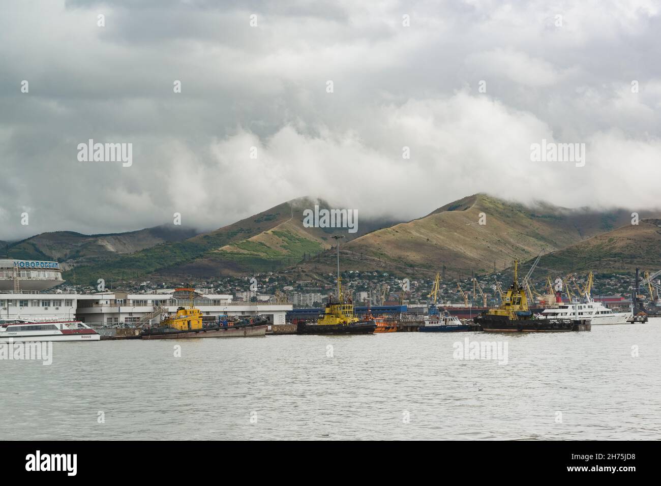 Novorossiysk, Russie, 13 août 2021 : vue de la rive ouest de la baie au port et aux montagnes.Ville du sud par une journée d'été nuageux Banque D'Images