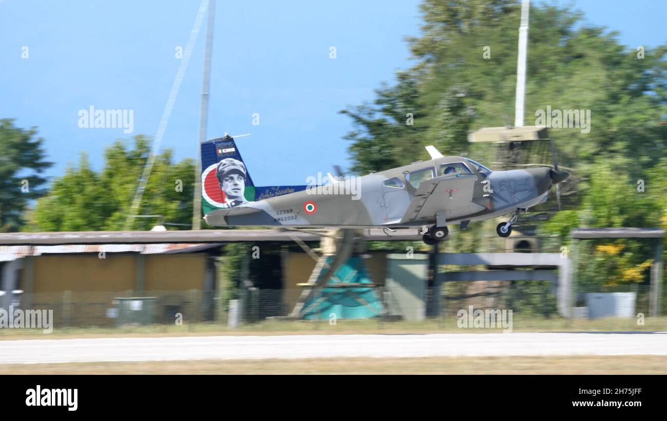 Rivolto del Friuli, Udine, Italie SEPTEMBRE, 17, 2021 avion militaire à hélice vert et marron qui s'envol avec les montagnes en arrière-plan.SIAI Marchetti S.208 de la Force aérienne italienne Banque D'Images