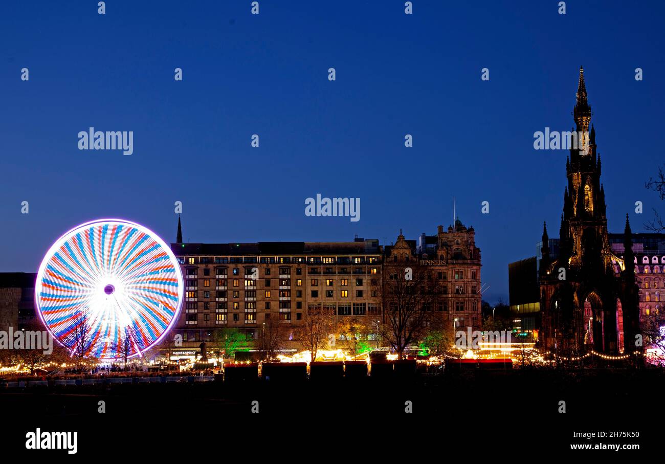 Princes Street Gardens East, Édimbourg, Écosse, Royaume-Uni.20 novembre 2021.La roue de Noël et le marché s'ouvrent à de très longues files d'attente et un début très occupé pour les spectacles et les détenteurs de stalle.Crédit : Arch White/Alamy Live News. Banque D'Images