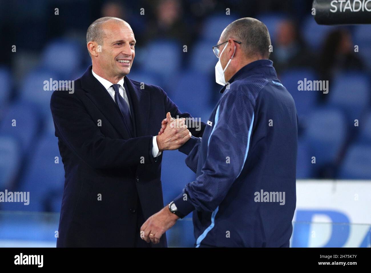 Massimiliano Allegri entraîneur-chef de Juventus (L) et Maurizio Sarri entraîneur-chef du Latium (R) se saluent avant le championnat italien Serie Un match de football entre SS Lazio et Juventus FC le 20 novembre 2021 au Stadio Olimpico à Rome, Italie - photo: Federico Proietti/DPPI/LiveMedia Banque D'Images