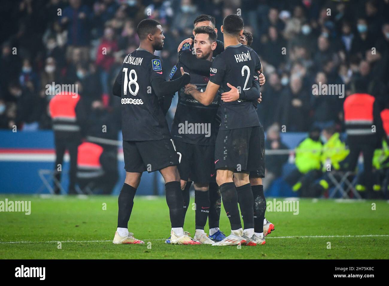 Lionel (Leo) MESSI du PSG, Georginio WIJNALLUM du PSG et Achraf HAKIMI du PSG célèbrent le but lors du championnat français Ligue 1 de football entre Paris Saint-Germain et le FC Nantes le 20 novembre 2021 au stade du Parc des Princes à Paris, France - photo: Matthieu Mirville/DPPI/LiveMedia Banque D'Images