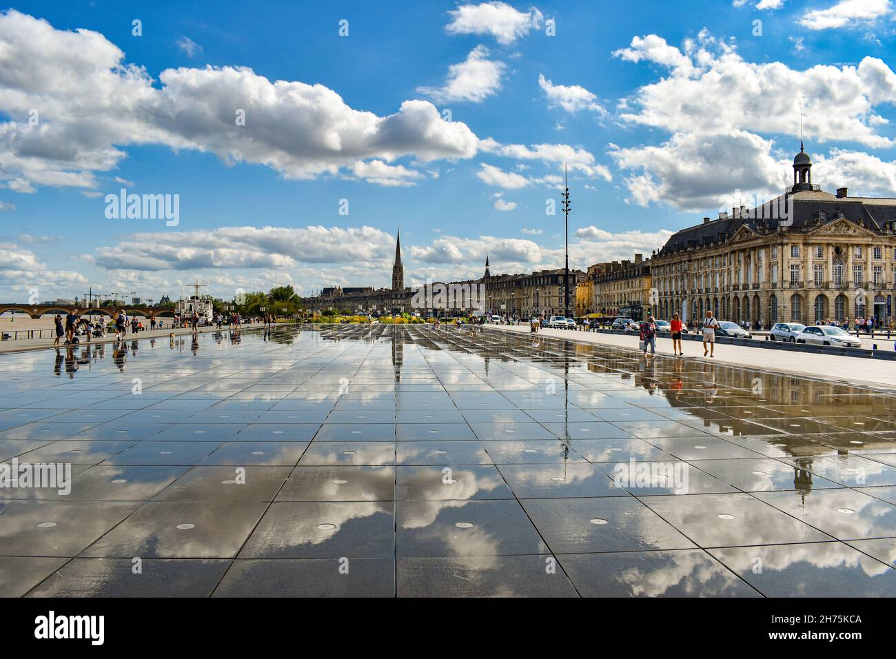 Bordeaux, France - 17 septembre 2021 : Water Mirror, le plus grand bassin de réflexion au monde sur le quai de la Garonne en face de la place de la Bourse Banque D'Images