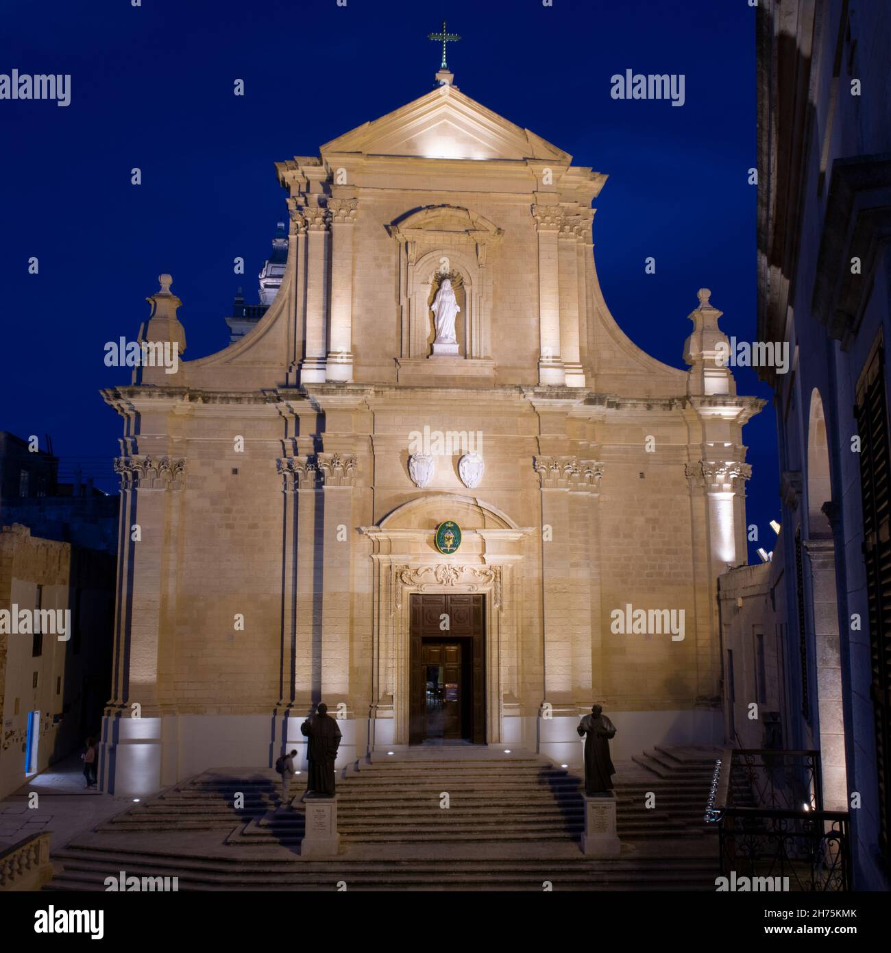 Beleuchtete Kathedrale St. Marija in Zitadelle von Gozo BEI Dämmerung in blaue Stunde, IR-Rabat Għawdex, Victoria, Gozo, Malte Banque D'Images