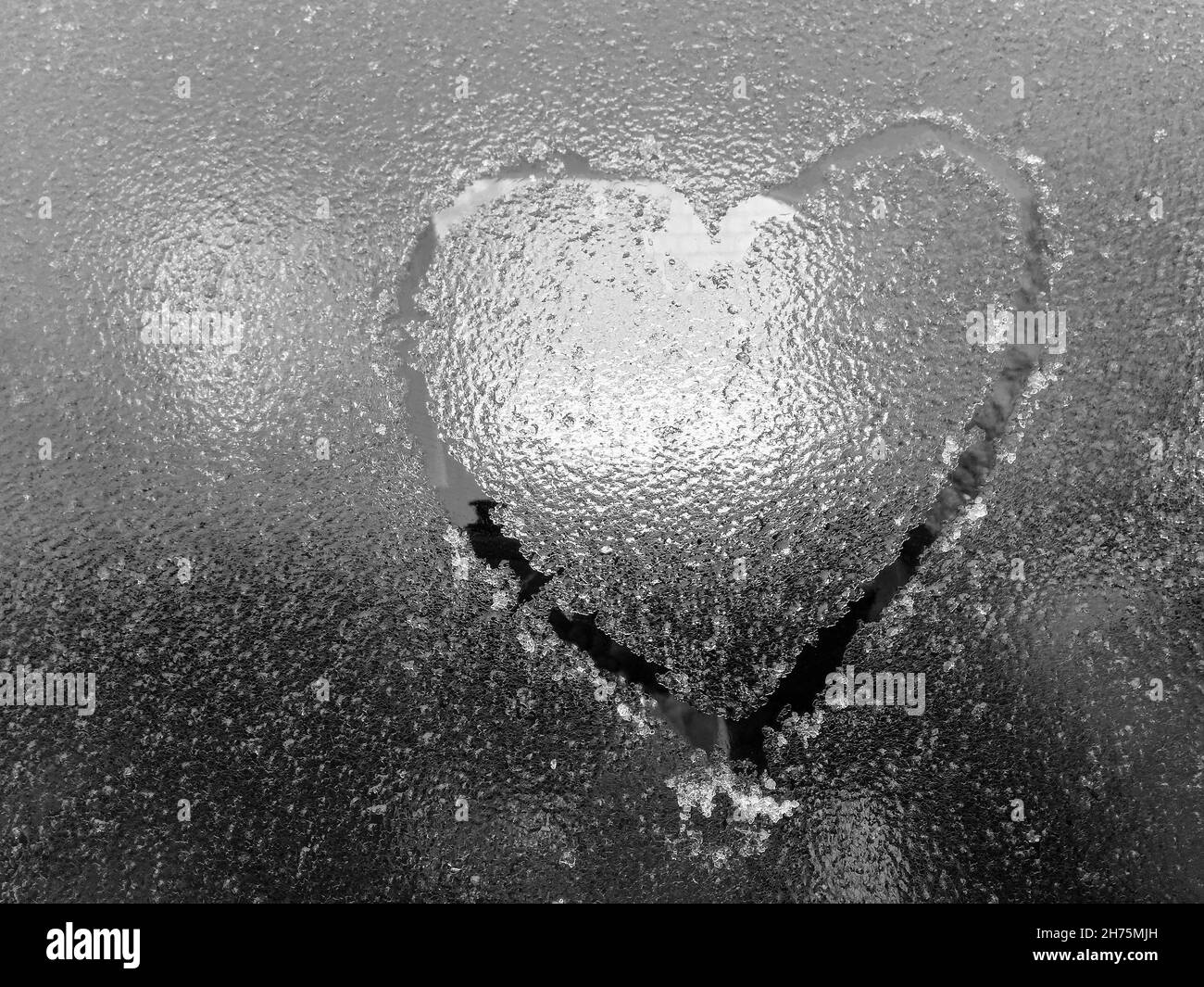 Le cœur est peint sur la glace de la vitre de la voiture.Symbole d'amour, romance, Saint-Valentin.Gros plan.Copier l'espace.Mise au point sélective. Banque D'Images