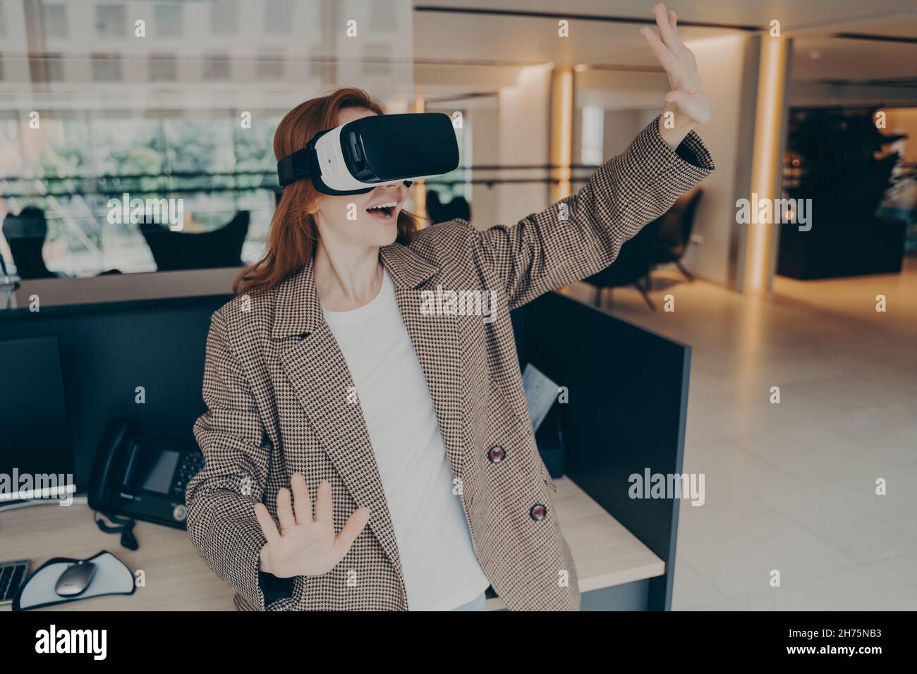 Une femme portant un casque VR a surpris la réalité virtuelle lorsqu'elle se trouvait près de son lieu de travail au bureau Banque D'Images