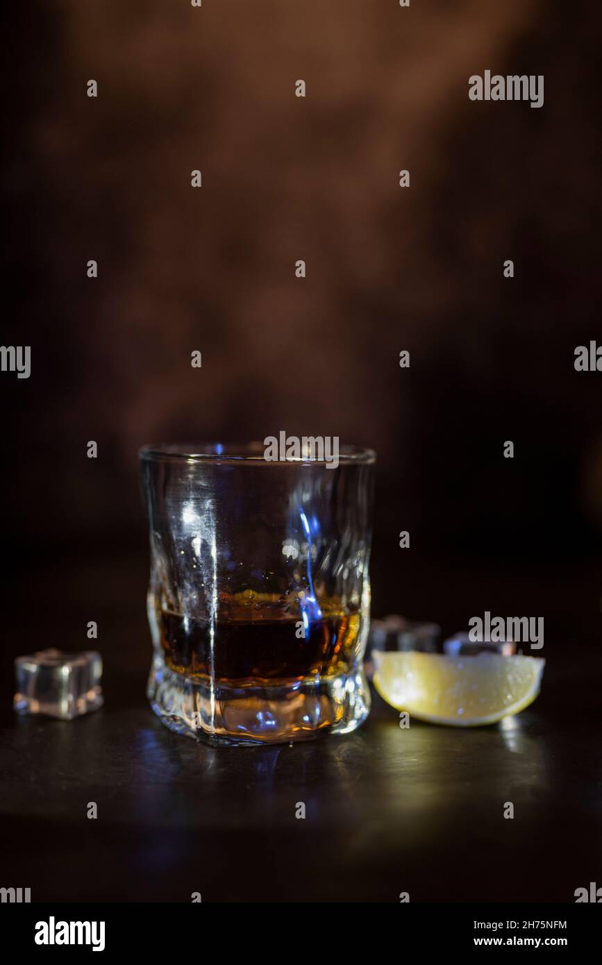 buvez de l'alcool, du whisky ou du rhum dans un verre de glace Banque D'Images