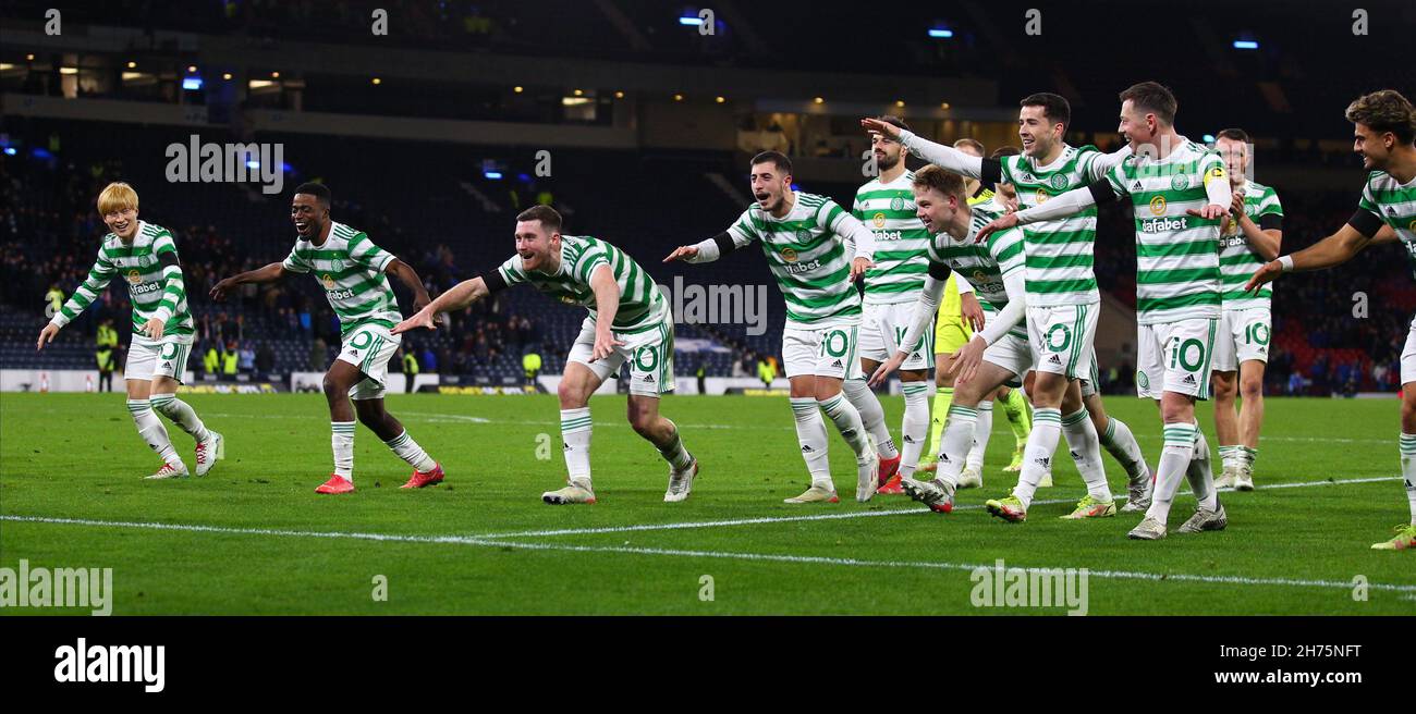 Hampden Park, Glasgow City, Royaume-Uni.20 novembre 2021.Demi-finale de la coupe de la Ligue écossaise, Celtic versus St Johnstone ; Anthony Ralston du Celtic dirige les célébrations Credit: Action plus Sports/Alamy Live News Banque D'Images