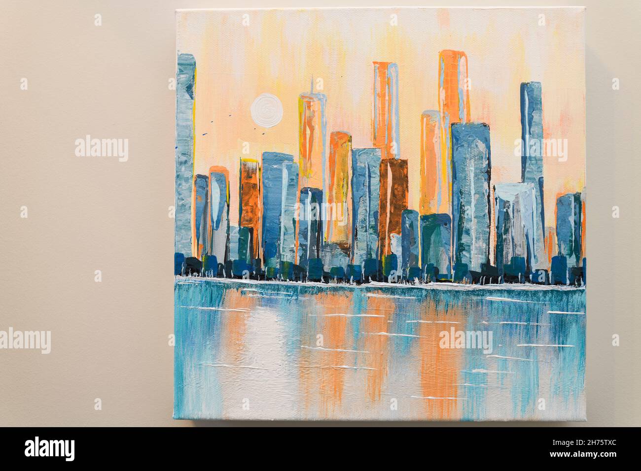 Peinture acrylique abstraite sur toile d'horizon urbain avec tours hautes reflétées dans l'eau et le soleil Banque D'Images
