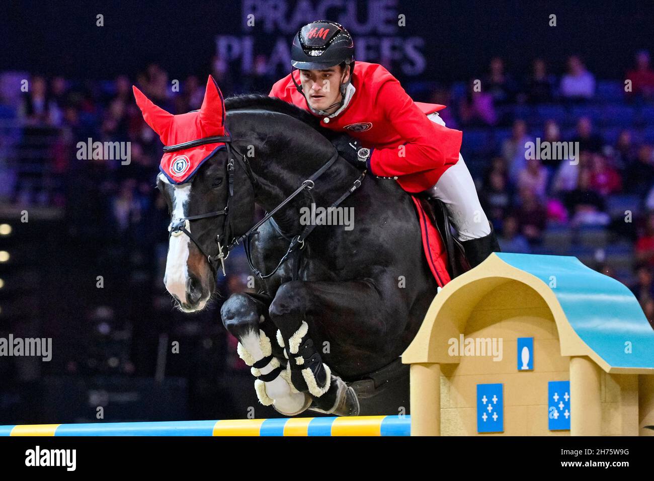 Prague, République tchèque.19 novembre 2021.Olivier Philippaerts, de l'équipe des chevaliers de Londres, avec son cheval le Blue Diamond v't Ruytershof, participe à la finale des éliminatoires mondiaux des champions de Prague, à Prague, en République tchèque, le 19 novembre 2021.Crédit : vit Simanek/CTK photo/Alay Live News Banque D'Images