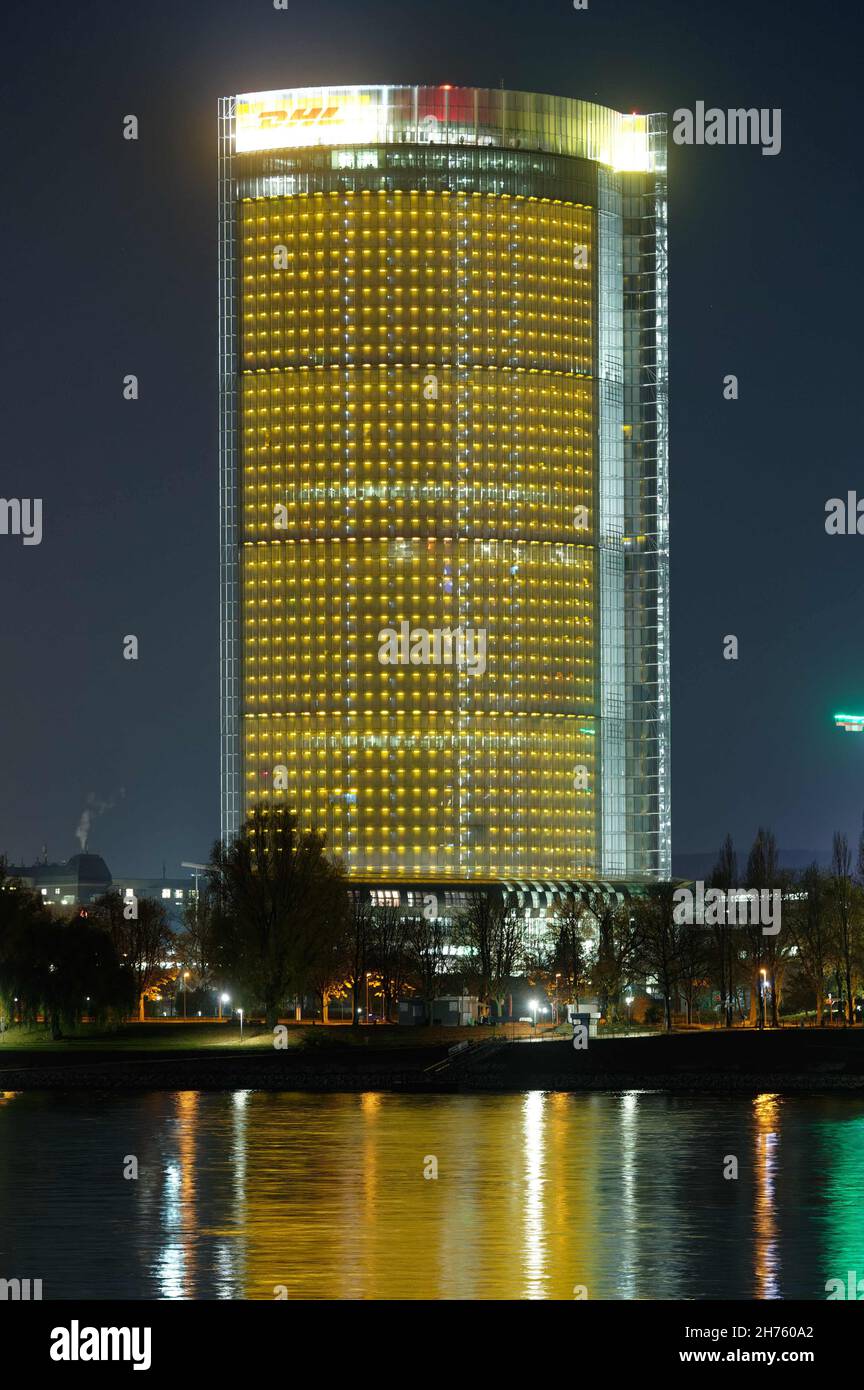 Bonn, Allemagne.20 novembre 2021.La Tour de la poste est illuminée dans des couleurs vives dans le cadre d'une campagne de lumière pour la Journée internationale des droits de l'enfant.L'UNICEF veut attirer l'attention sur les droits des enfants avec cette campagne du soir.Credit: Henning Kaiser/dpa/Alay Live News Banque D'Images