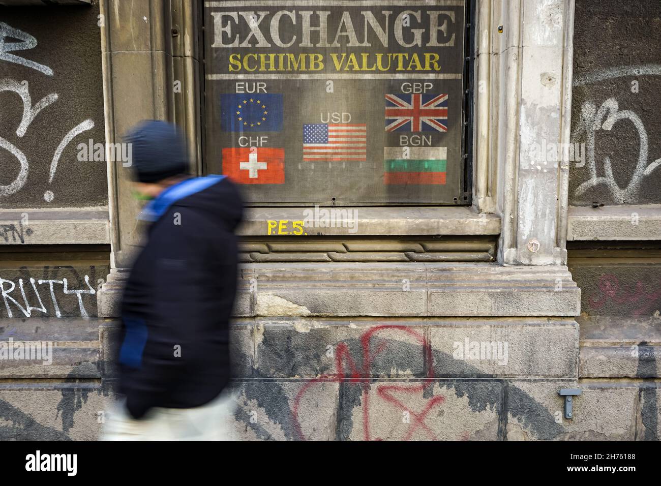 Bucarest, Roumanie - 18 novembre 2021 : les gens passent par un bureau de change. Banque D'Images