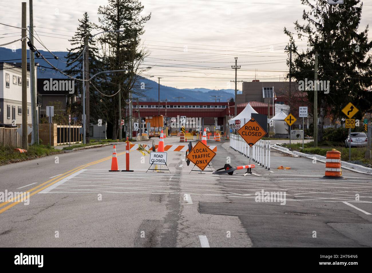 18 NOVEMBRE 2021 - ABBOTSFORD, C.-B., CANADA : panneaux de signalisation routière fermés en raison des dommages causés aux infrastructures par les inondations causées par de fortes pluies dans la vallée du Fraser. Banque D'Images