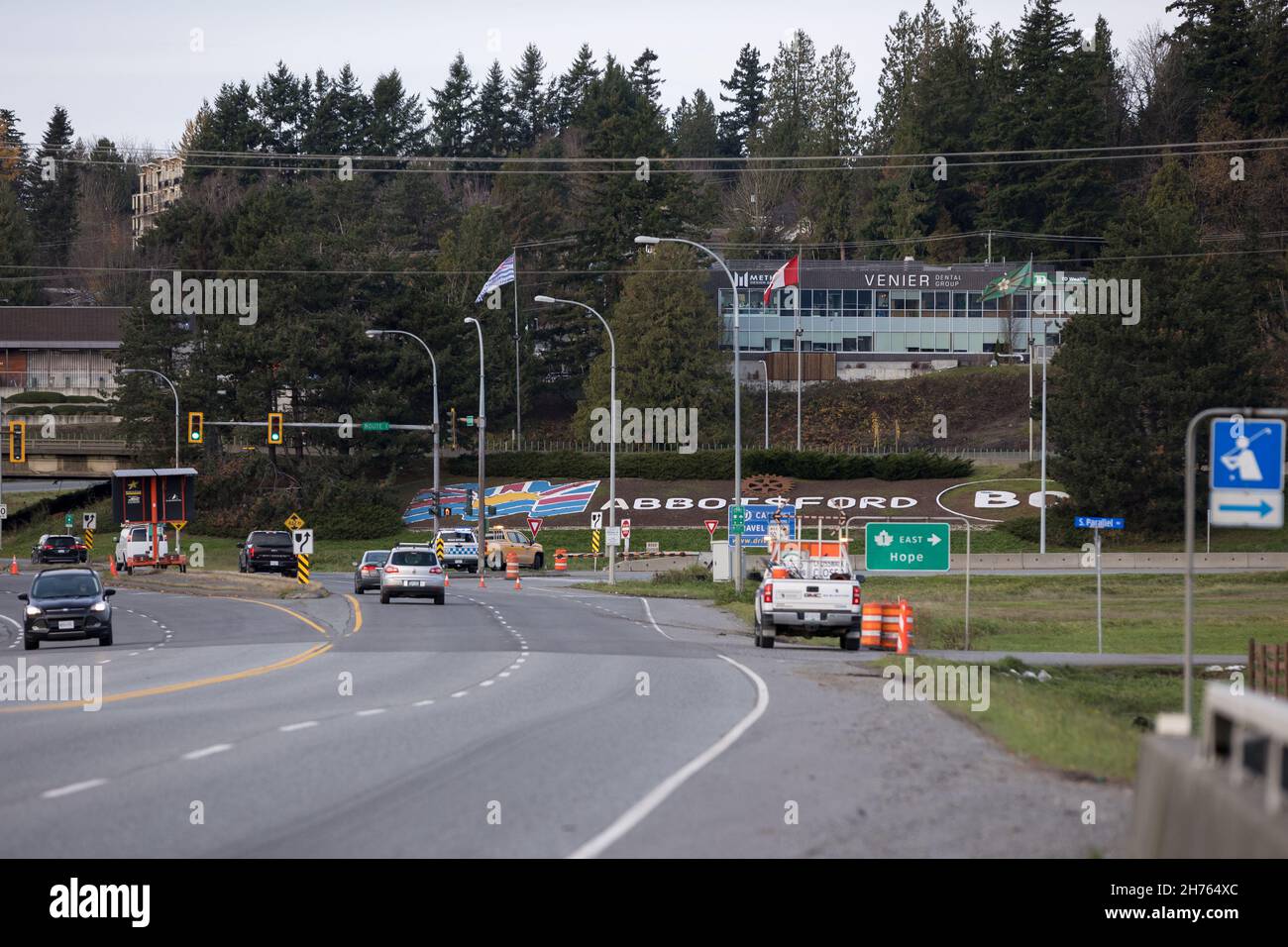 18 NOVEMBRE 2021 - ABBOTSFORD, C.-B., CANADA : panneaux de signalisation routière fermés en raison des dommages causés aux infrastructures par les inondations causées par de fortes pluies dans la vallée du Fraser. Banque D'Images