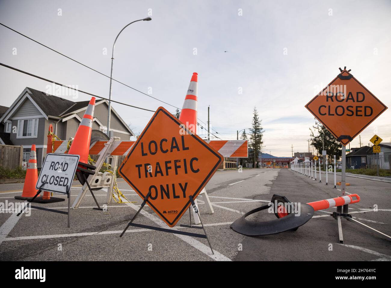 18 NOVEMBRE 2021 - ABBOTSFORD, C.-B., CANADA : panneaux de signalisation routière fermés en raison des dommages causés aux infrastructures par les inondations causées par de fortes pluies dans la vallée du Fraser. Banque D'Images