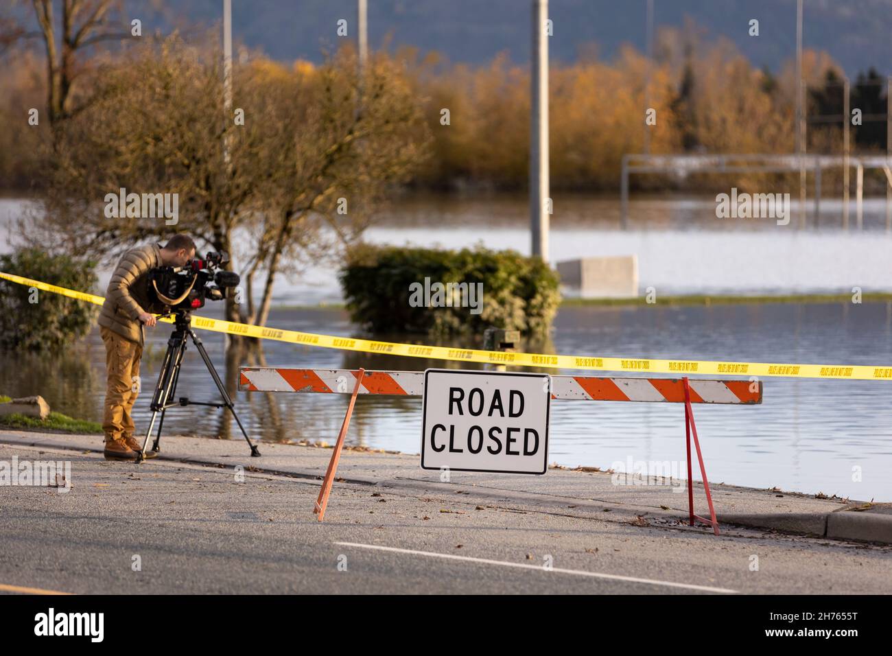 18 NOVEMBRE 2021 - ABBOTSFORD, C.-B., CANADA : panneaux de signalisation routière fermés en raison des dommages causés aux infrastructures par les inondations causées par de fortes pluies dans la vallée du Fraser. Banque D'Images