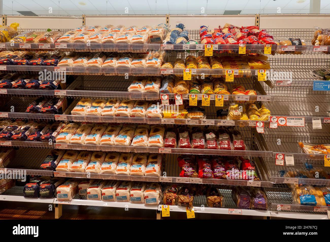 Townsville, Queensland, Australie - novembre 2021 : pain et produits de boulangerie à vendre sur les étagères des supermarchés Banque D'Images