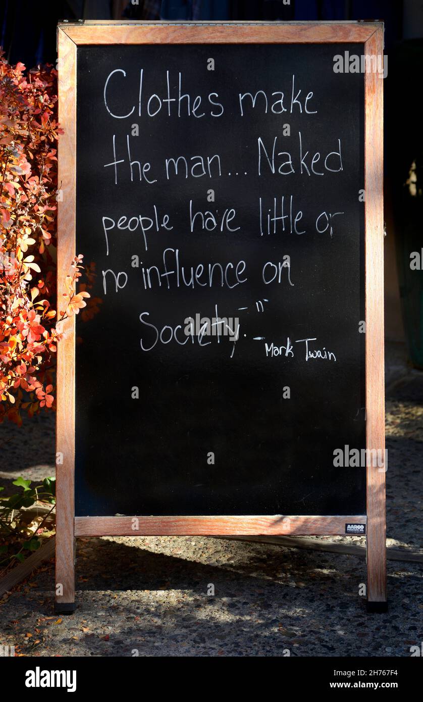Une citation humoristique de Mark Twain écrite sur un tableau à craie devant un magasin de vêtements à Taos, au Nouveau-Mexique. Banque D'Images