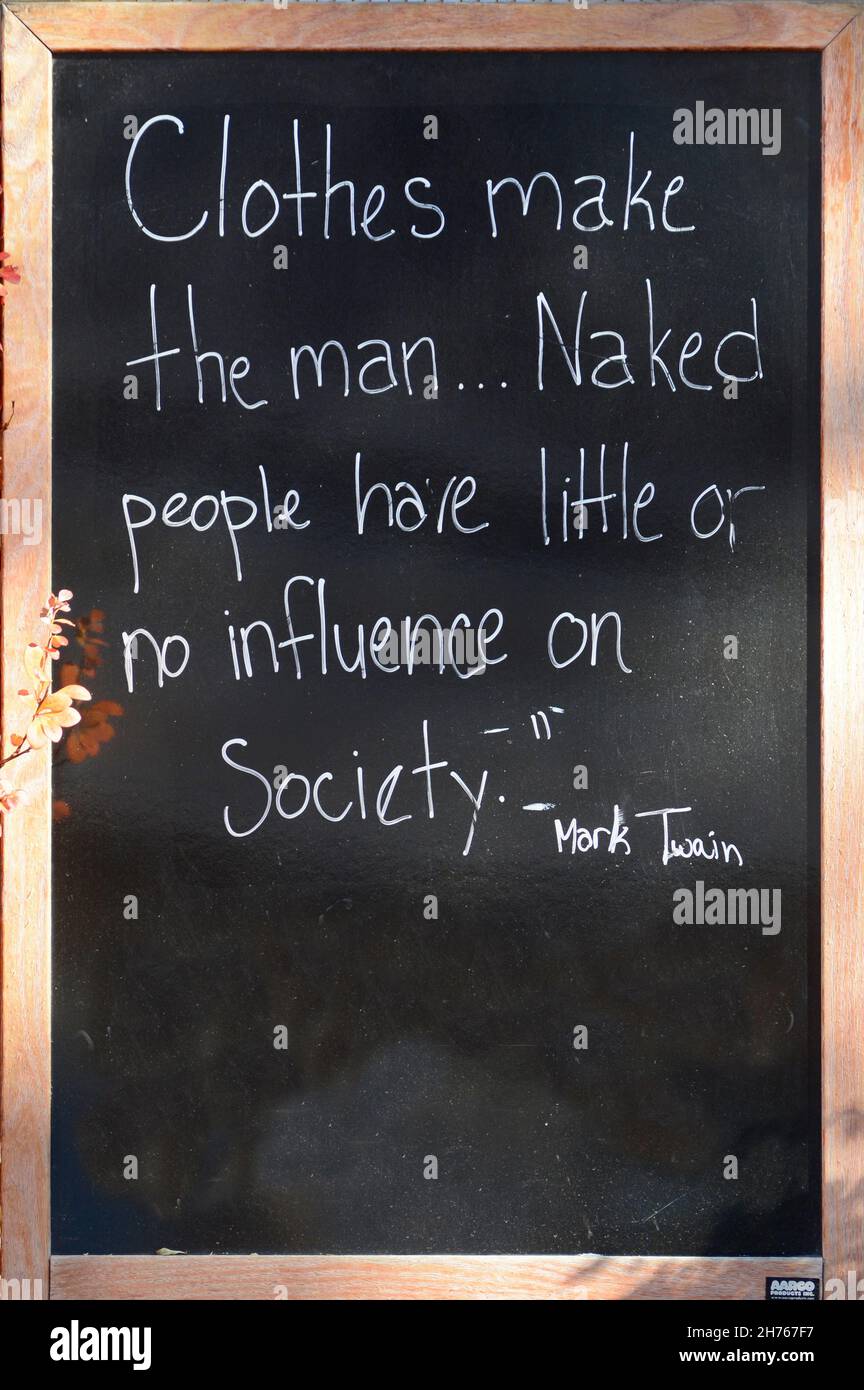 Une citation humoristique de Mark Twain écrite sur un tableau à craie devant un magasin de vêtements à Taos, au Nouveau-Mexique. Banque D'Images