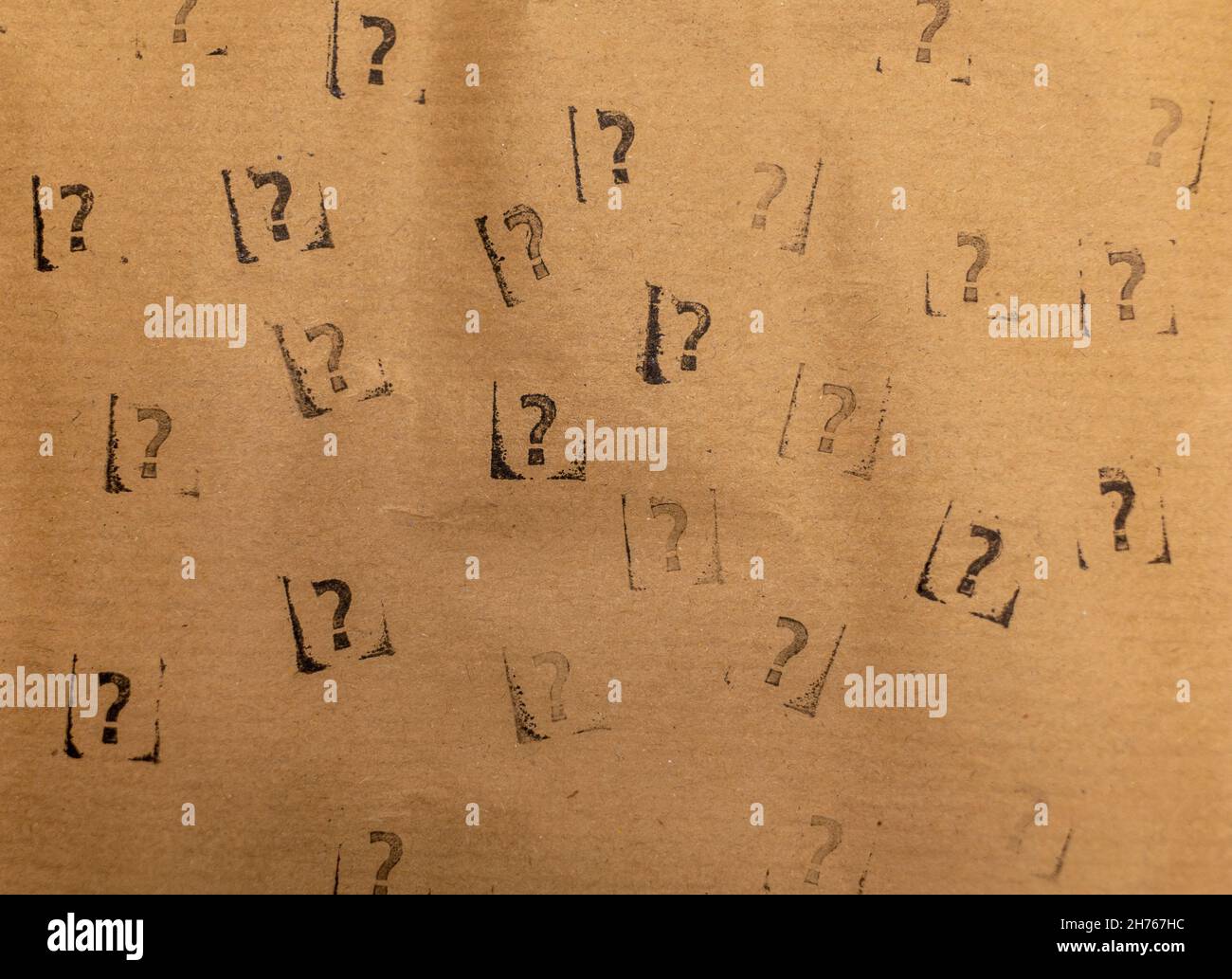 papier artisanal avec de nombreuses marques de questions estampillées Banque D'Images