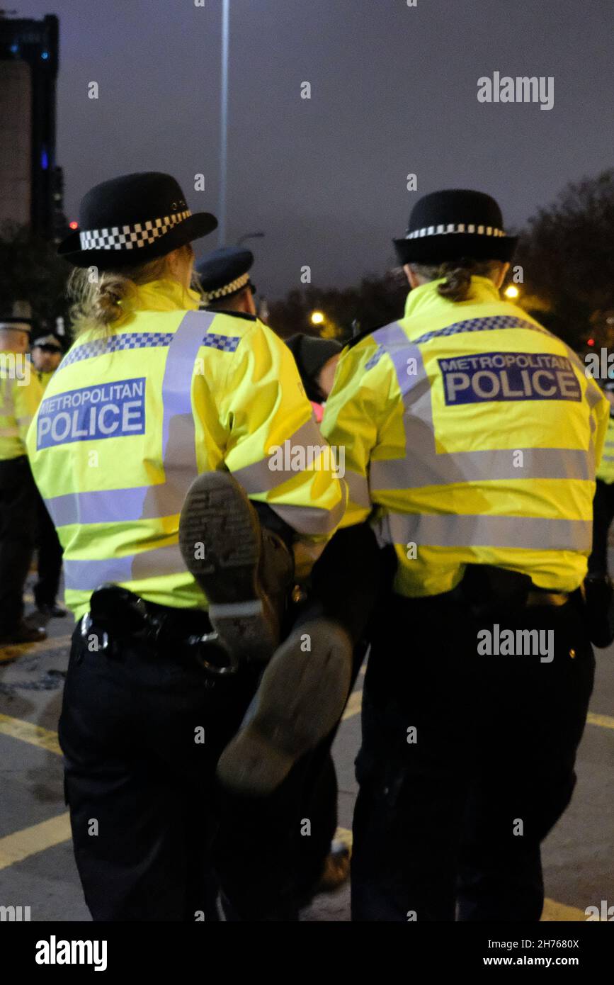 Londres, Royaume-Uni.Le 20 novembre 2021, des militants d'Isolate Britain ont bloqué des routes à Vauxhall Cross lors d'une manifestation organisée en protestation contre les peines de prison prononcées cette semaine à neuf membres pour avoir enfreint une injonction de cour.Isolate Britain demande au gouvernement de financer l'isolation de tous les logements sociaux d'ici 2025, afin de réduire les émissions de gaz à effet de serre et de mettre fin à la pauvreté énergétique.Crédit : onzième heure Photographie/Alamy Live News Banque D'Images