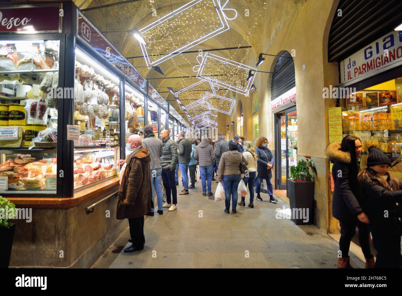 Padoue, Italie.Noël 2021.Le hall du marché se prépare pour Noël.Les gens magasinent avec le masque chirurgical. Banque D'Images