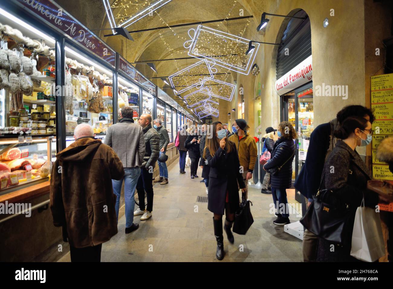 Padoue, Italie.Noël 2021.Le hall du marché se prépare pour Noël.Les gens magasinent avec le masque chirurgical. Banque D'Images