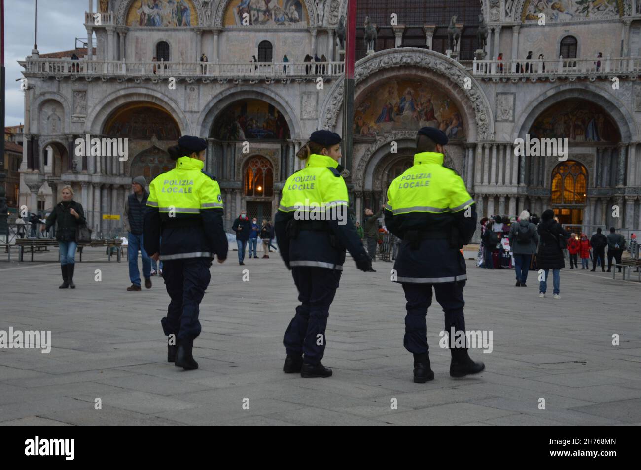 Police locale en fin d'après-midi à la Piazza San Marco à Venise, Italie - 8 novembre 2021. Banque D'Images