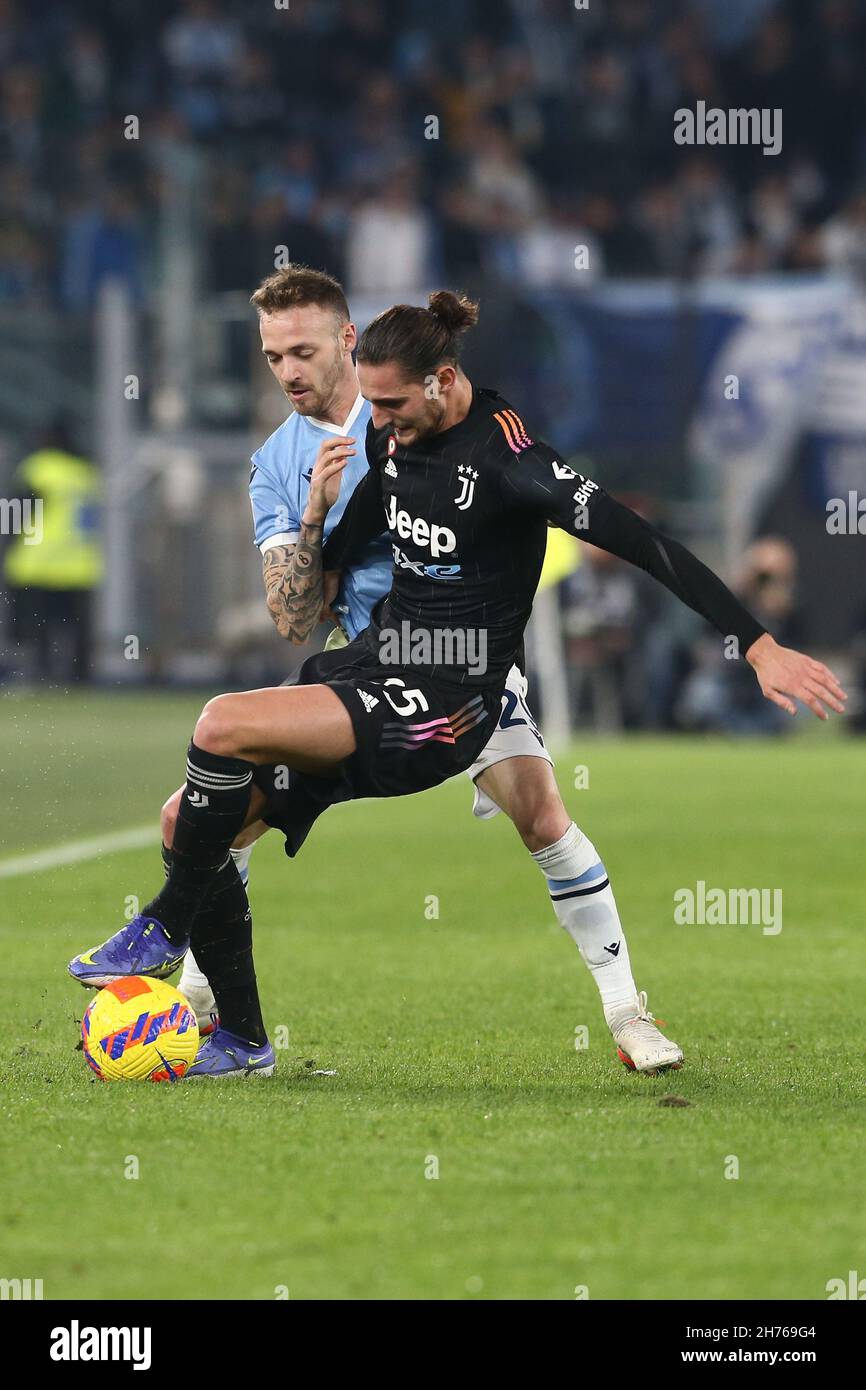 LazioÕs le défenseur italien Manuel Lazzari défie le ballon avec le milieu de terrain français de Juventus Adrien Rabiot lors de la série Un match de football entre SS Lazio et Juventus au stade Olimpico de Rome, au centre de l'Italie, le 20 novembre 2021. Banque D'Images