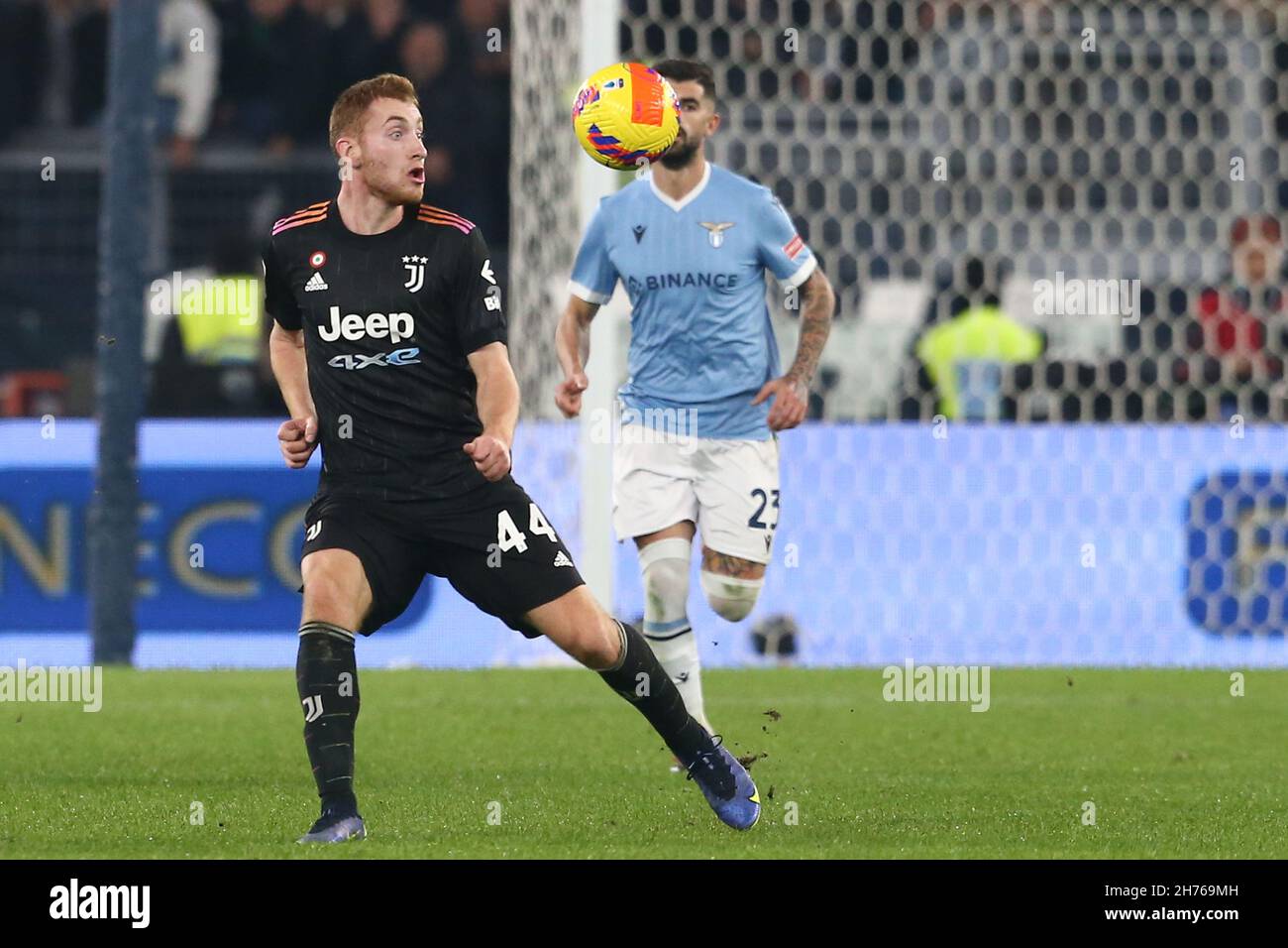 Dejan Kulusevski, l'avant de Fillandese de Juventus, contrôle le ballon lors de la série Un match de football entre SS Lazio et Juventus au stade Olimpico Rome, centre de l'Italie, le 20 novembre 2021. Banque D'Images