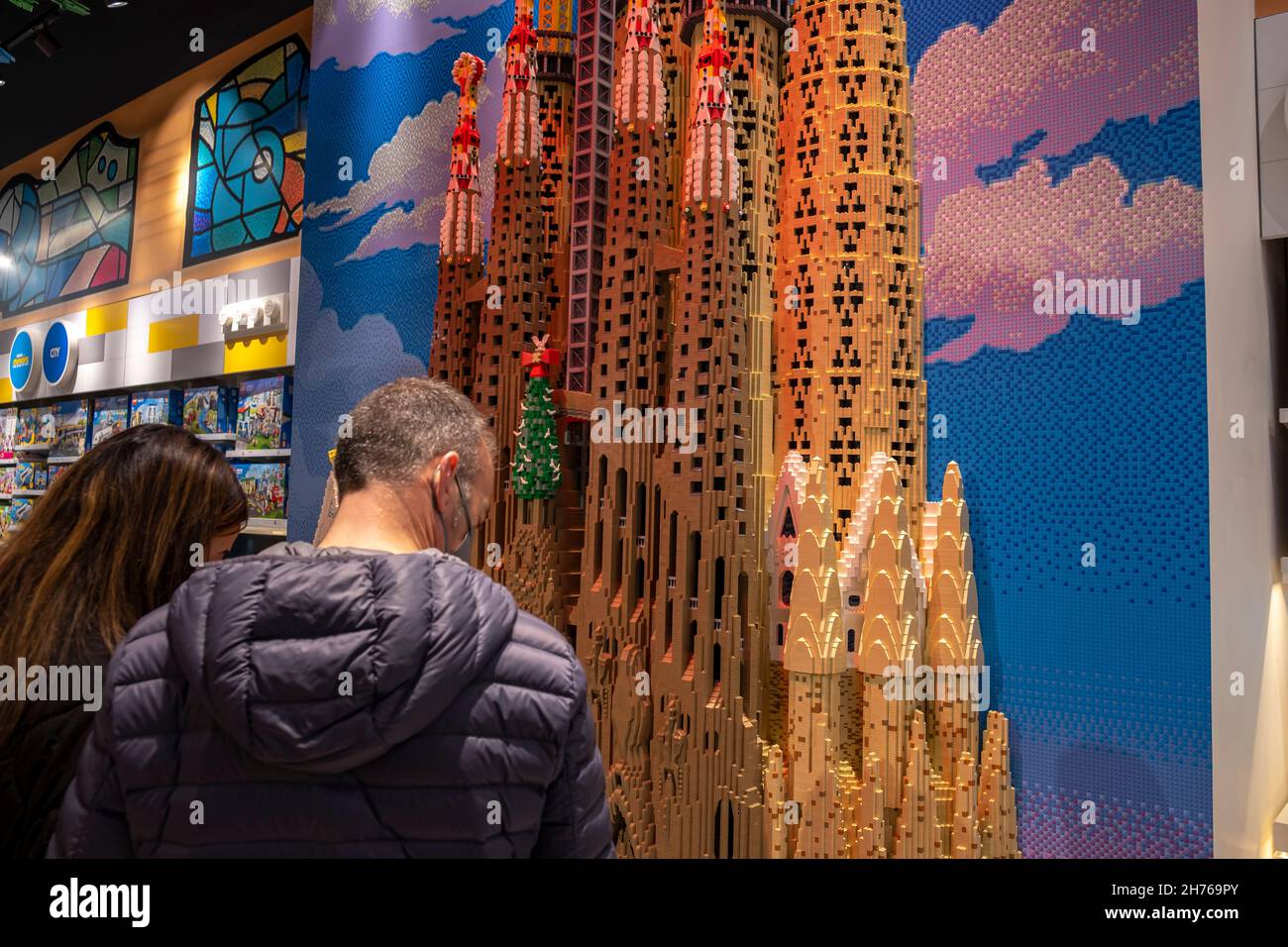 Barcelone, Espagne.20 novembre 2021.Une reproduction du temple de la Sagrada Família par Antoni Gaudí est vue à l'intérieur du nouveau magasin.la société danoise de jouets de construction LEGO a ouvert un nouveau magasin sur le Passeig de Gràcia à Barcelone, inspiré par le travail de l'architecte moderniste Antoni Gaudi.La surface de 800 m2 en fait le troisième plus grand magasin de la marque après New York et la Chine.(Photo par Paco Freire/SOPA Images/Sipa USA) crédit: SIPA USA/Alay Live News Banque D'Images