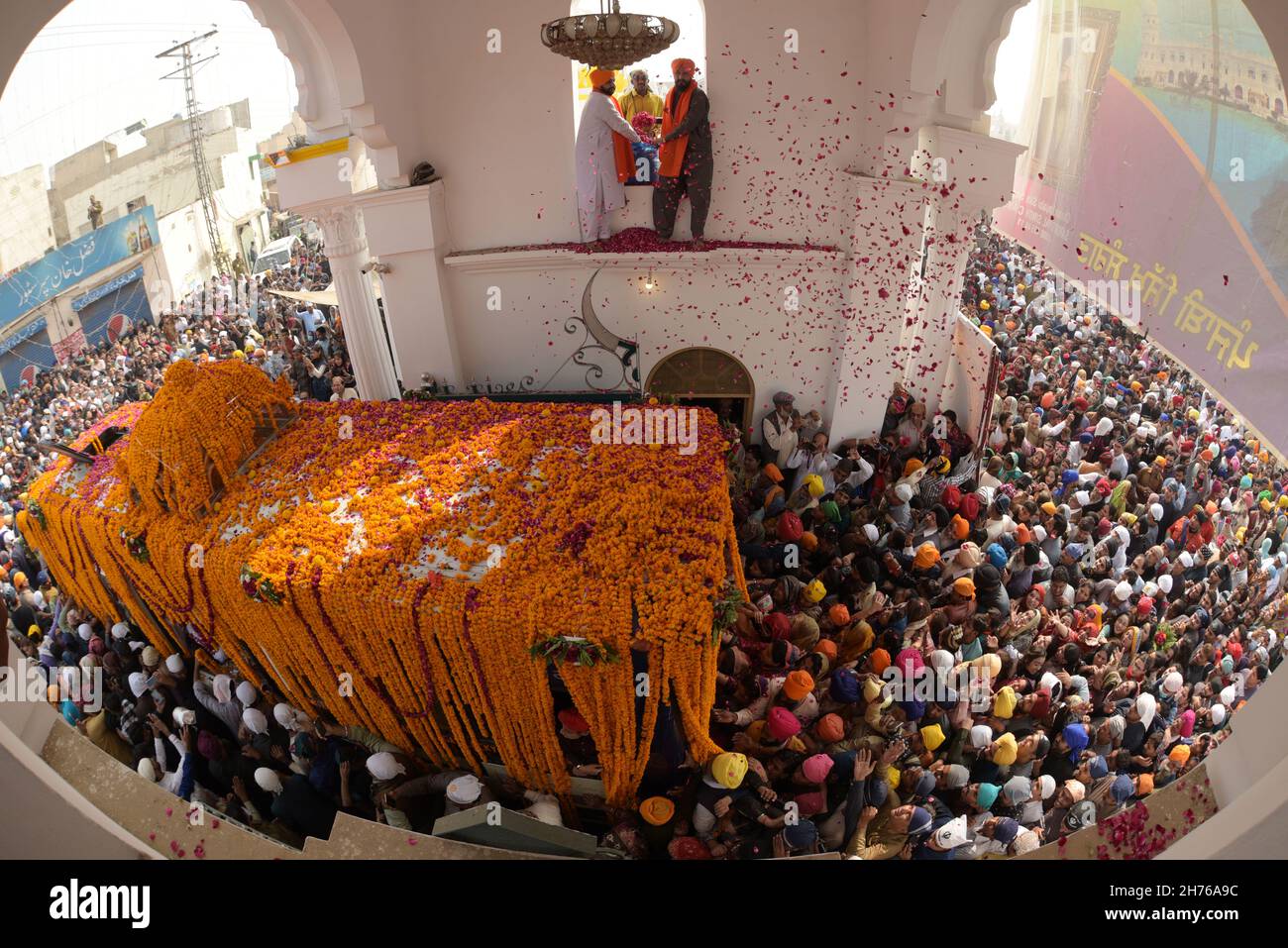 Lahore, Punjab, Pakistan.19 novembre 2021.Des centaines de pèlerins sikhs assistent à une cérémonie de rituels religieux pour célébrer le 552e anniversaire de naissance de leur chef spirituel Baba Guru Nanak Dev à Nankana Sahib, près de Lahore.Des milliers de pèlerins de divers pays, dont l'Inde, sont arrivés au Pakistan pour participer à un festival de trois jours pour célébrer le 552e anniversaire de naissance du fondateur du Sikhisme.(Credit image: © Rana Sajid Hussain/Pacific Press via ZUMA Press Wire) Banque D'Images