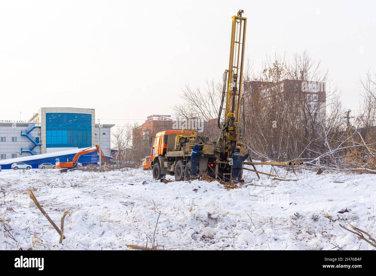 18 novembre 2021, Kemerovo, Russie.Avant le début de la construction, des études géologiques de la structure et de la profondeur du gel du sol sont réalisées u Banque D'Images