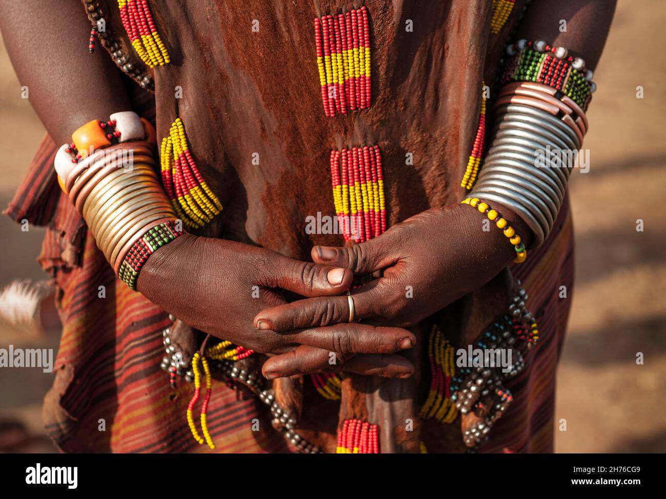 Mains et bras d'une femme de la tribu Hamar en Éthiopie Banque D'Images
