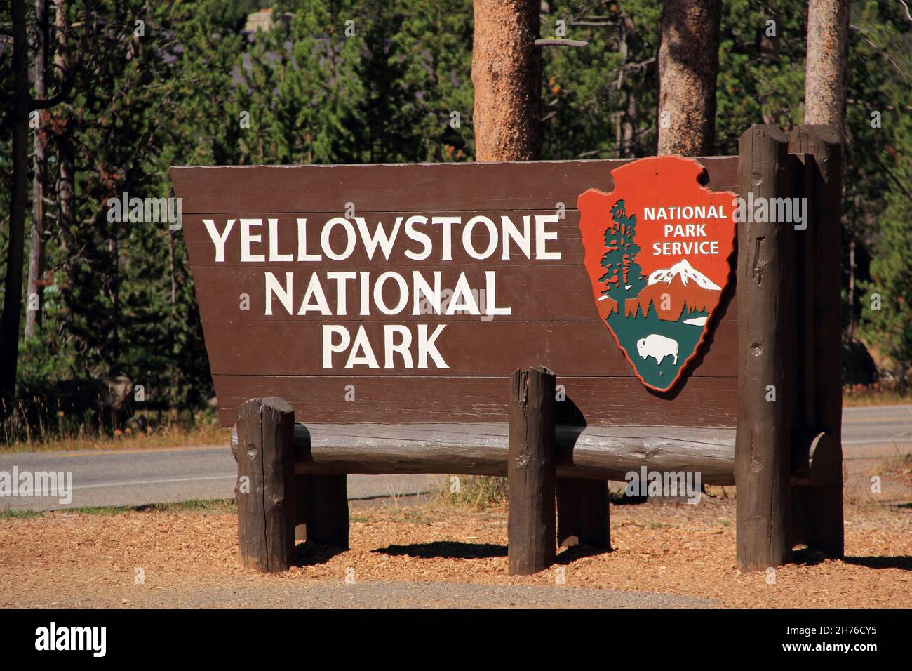 PARC NATIONAL DE YELLOWSTONE, Wyoming - 10 SEPTEMBRE : un panneau affiché par le National Park Service marque l'une des entrées du parc national de Yellowstone Banque D'Images