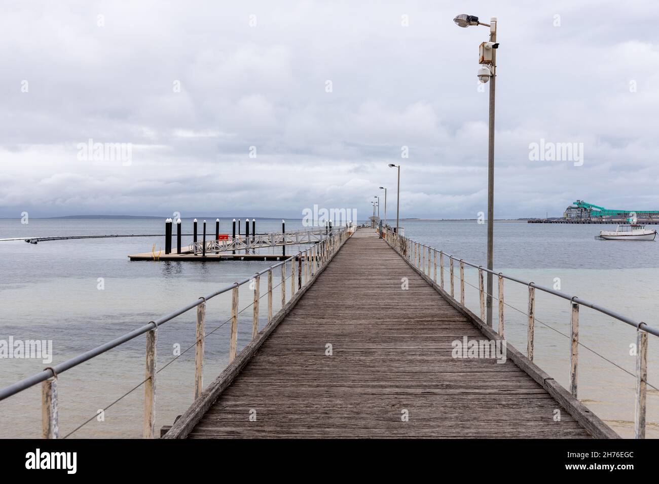 La jetée de Port Lincoln avec le quai Brennans en arrière-plan située à Port Lincoln en Australie-Sud le 19 novembre 2021 Banque D'Images