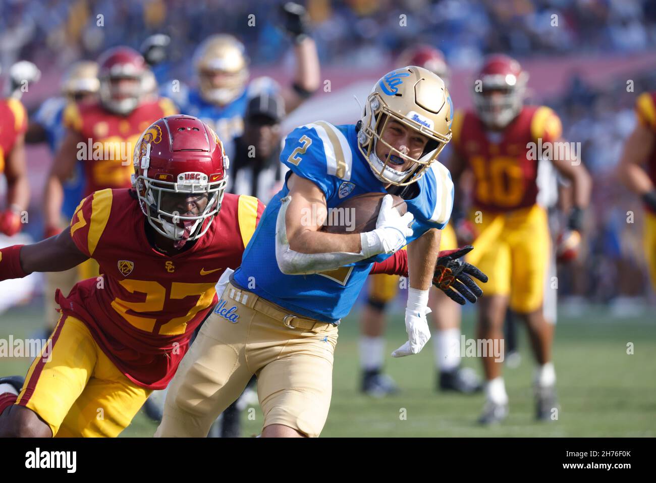 20 novembre 2021 le récepteur de l'UCLA Bruins Wide Kyle Philips #2 porte le ballon et marque un toucher de balle comme la sécurité de l'USC Trojans Calen Bullock #27 défend pendant le match de football de la NCAA entre les Bruins de l'UCLA et les chevaux de Troie de l'USC au Los Angeles Coliseum, Californie.Crédit photo obligatoire : Charles Baus/CSM Banque D'Images