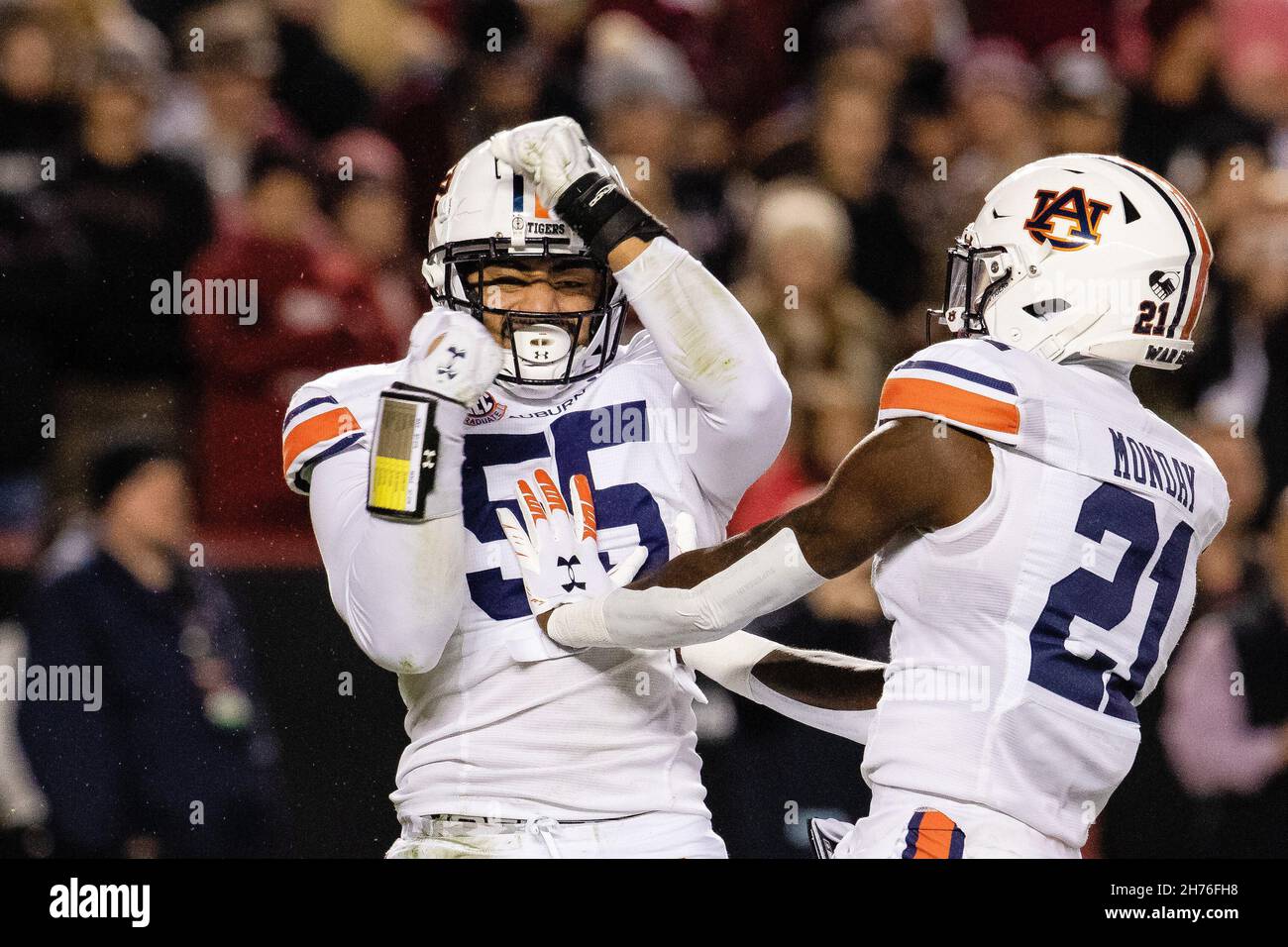 Columbia, SC, États-Unis.20 novembre 2021.L'extrémité défensive des Tigres Auburn Eku Leota (55) célèbre son sac lors du premier trimestre contre les Gamecocks de Caroline du Sud lors du match de la SEC au stade Williams-Brice à Columbia, Caroline du Sud.(Scott Kinser/Cal Sport Media).Crédit : csm/Alay Live News Banque D'Images