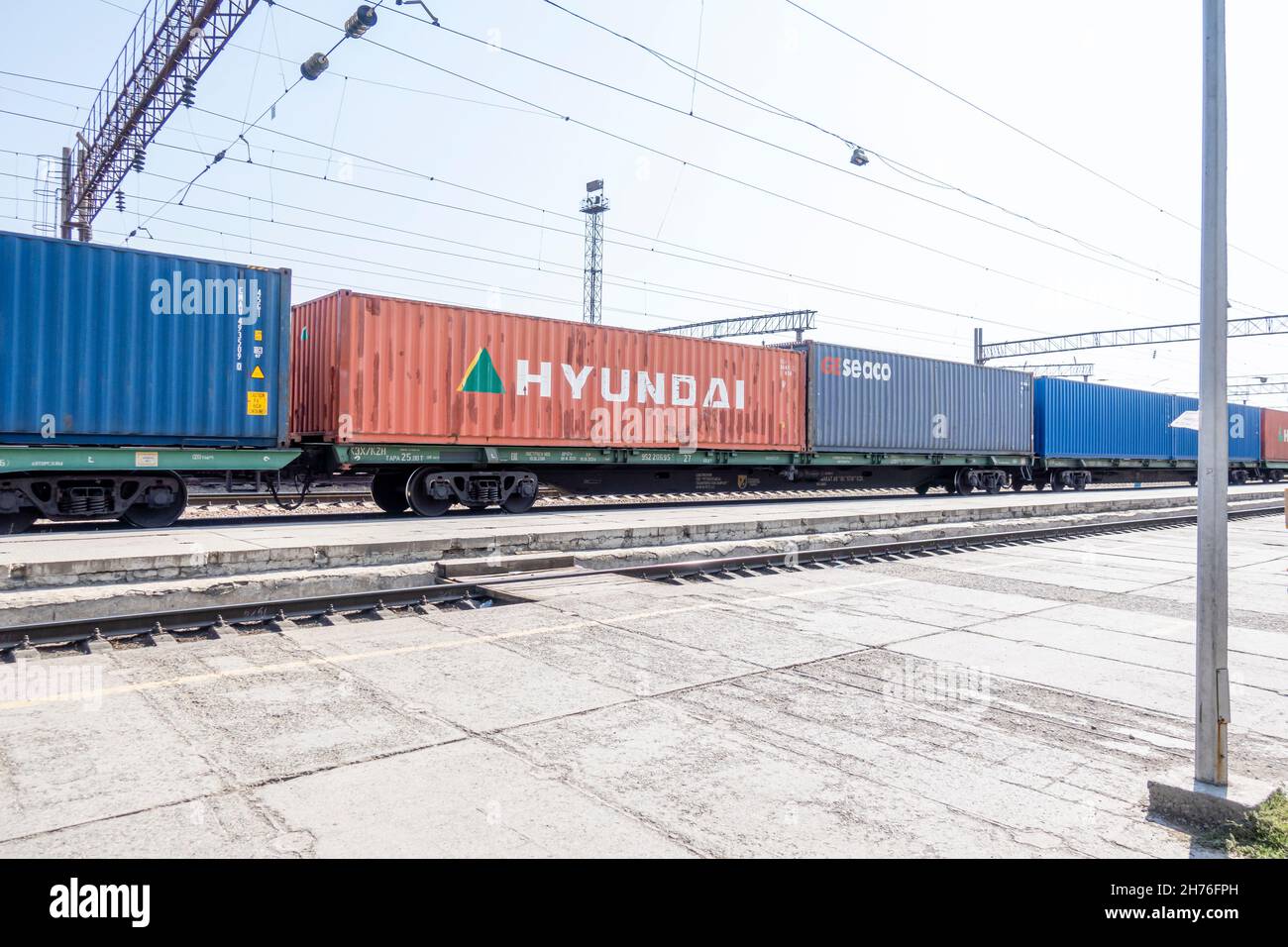Un train frieght avec un conteneur Hyundai transportant des marchandises au Kazakhstan depuis la Corée.Train de marchandises sur chemin de fer. Banque D'Images
