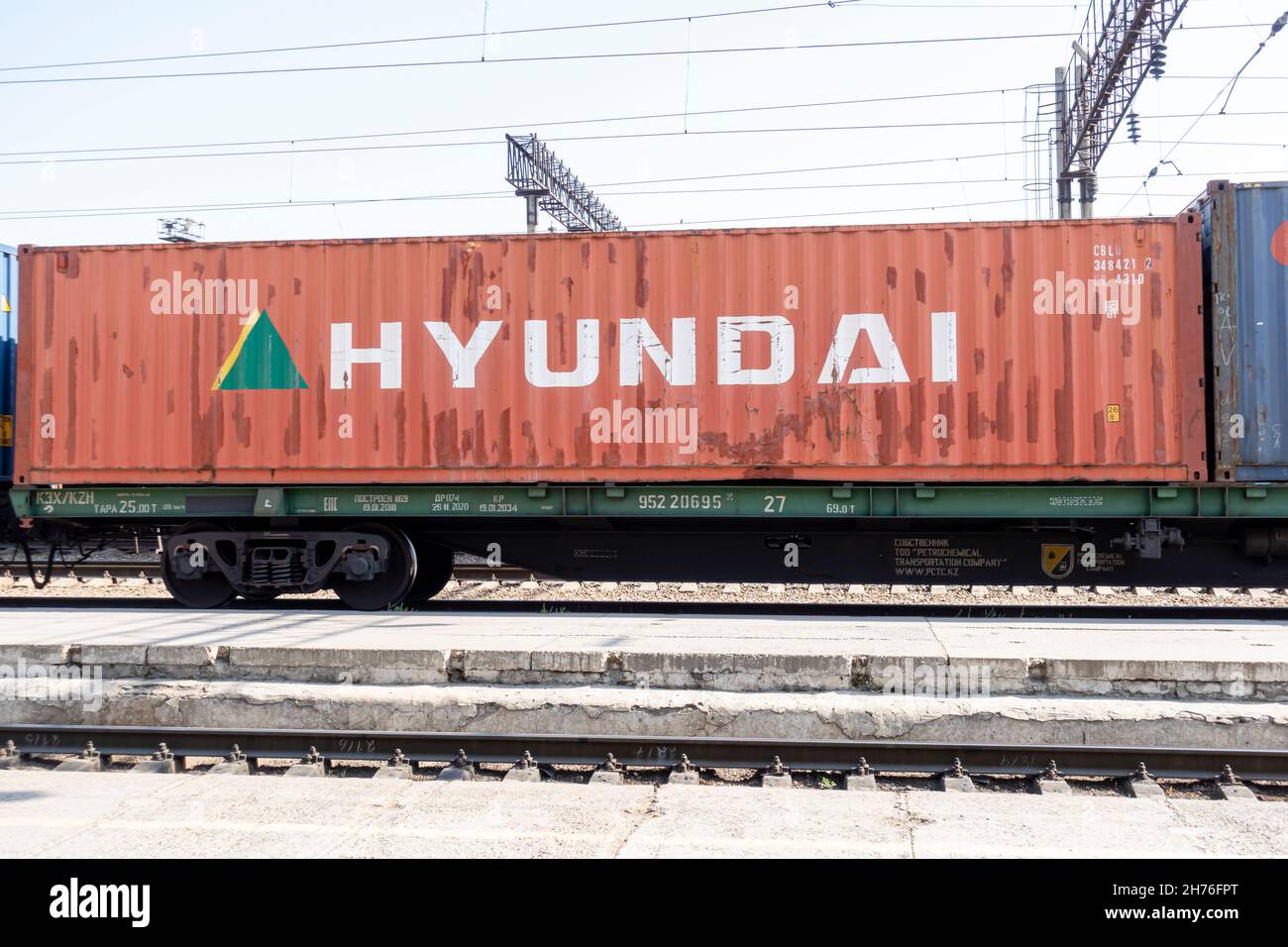 Un conteneur d'expédition de fret Hyundai.Train de marchandises sur le chemin de fer de près.Kazakhstan. Banque D'Images