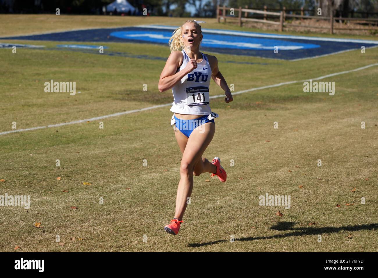 Anna Camp de BYU place la 12e place dans la course féminine en 19:39.3 lors des championnats de fond de la NCAA au parc régional d'Apalachee, samedi 20 novembre, Banque D'Images